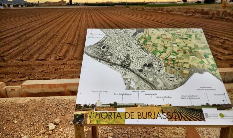 La Oficina de Sostenibilidad Local de Burjassot, dirigida por la regidora de Medio ambiente, Luna Àrias, ha empezado la instalación de ocho paneles informativos distribuidos en toda la huerta de Burjassot. Después de recoger la demanda del Consejo Agrario, la Oficina de Sostenibilidad Local de Burjassot ha gestionado y tramitado la colocación de carteles informativos con la normativa a seguir para todas las personas que pasean, circulan o trabajan a la huerta. Se han elaborado un total de ocho paneles que incluyen la normativa vigente en el espacio agrícola, así como un plano del territorio de huerta y otro con el punto de ubicación. Además, también se ha colocado un panel panorámico con los caminos, la red de acequias, y el nombre de los elementos patrimoniales arquitectónicos e hidráulicos, marcando los que tienen una protección especial como Bien de Relevancia Local (BRL). Según afirman desde la Oficina de Sostenibilidad Local de Burjassot, el objetivo de esta nueva señalización es que las personas ajenas al trabajo agrícola respeten tanto el espacio como la actividad que se lleva a cabo en la huerta, y poder disfrutar de este bien natural único.