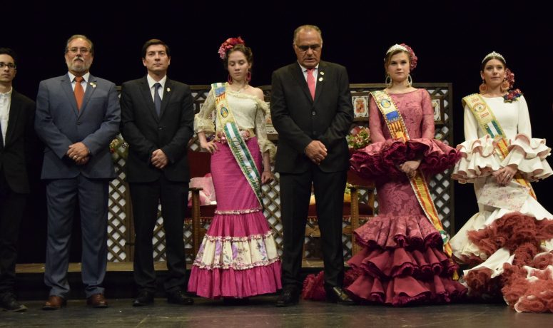 El Centro Cultural Tívoli acogió, en la mañana del pasado domingo 10 de junio, el acto de coronación de la nueva Reina de la Asociación Andaluza Al Andalus 25 de Burjassot para el ejercicio 2018-2020. Tras la emotiva despedida que la asociación dedicó a las representantes salientes 2016-2018, llegó el momento más esperado por la joven Marta Escudero Anegas, quien fue coronada Reina para los próximos dos años con la compañía de su Dama de Honor, Susana Tamarit Granero. El acto, muy emotivo para toda la gran familia andaluza de Burjassot, contó con la presencia del Alcalde de Burjassot, Rafa García; del concejal de Fiestas, Manuel Pérez Menero y de la Reina de la Federación de Entidades Culturales Andaluzas en la Comunidad Valenciana (FECA) Cristina Pérez Rodríguez, quien coronó a Marta como Reina con la presencia en el escenario también, en todo momento, del presidente de Al Andalus 25, Ildefonso Fernández Mercado. Tras distintas actuaciones, la nueva Reina y la Dama Mayor fueron recibiendo la visita y la felicitación en el escenario de numerosas casas y asociaciones andaluzas de Valencia y pueblos vecinos, así como la visita de los máximos representantes de las comisiones falleras de Burjassot.