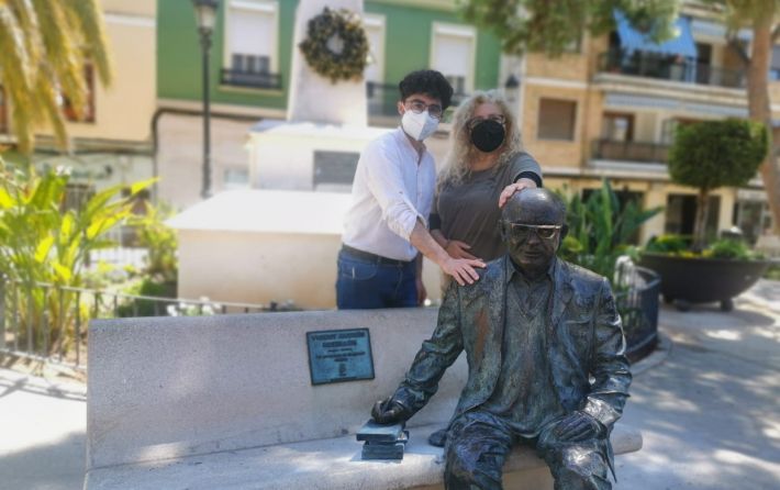 Estatua Estellés con libros