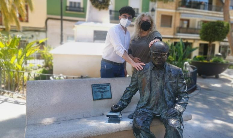 Estatua Estellés con libros